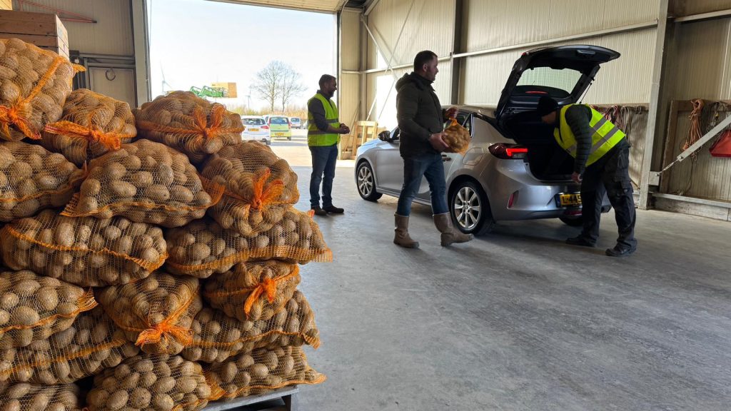 Gebroeders Sinnema raken duizenden aardappelen toch kwijt: actie ‘Red de pieper’ is groot succes
