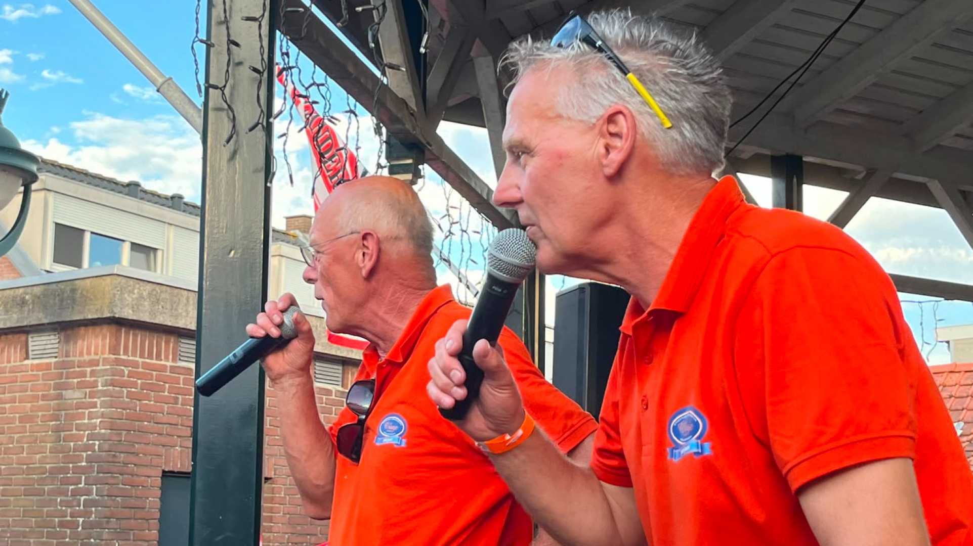 De twee presentatoren van het stoelendans-spel