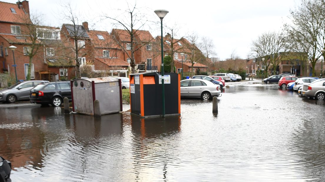 Een ondergelopen parkeerplaats op de Polderbaan in Woerden.