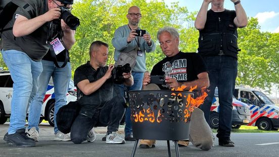 Pegida voorman verbrandt koran in Arnhem