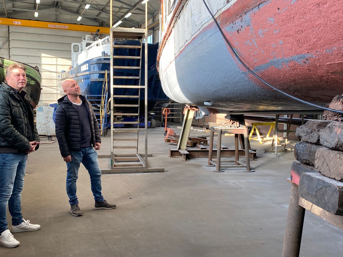 De broers Maurice en Ton den Haan op de scheepswerf in Delft