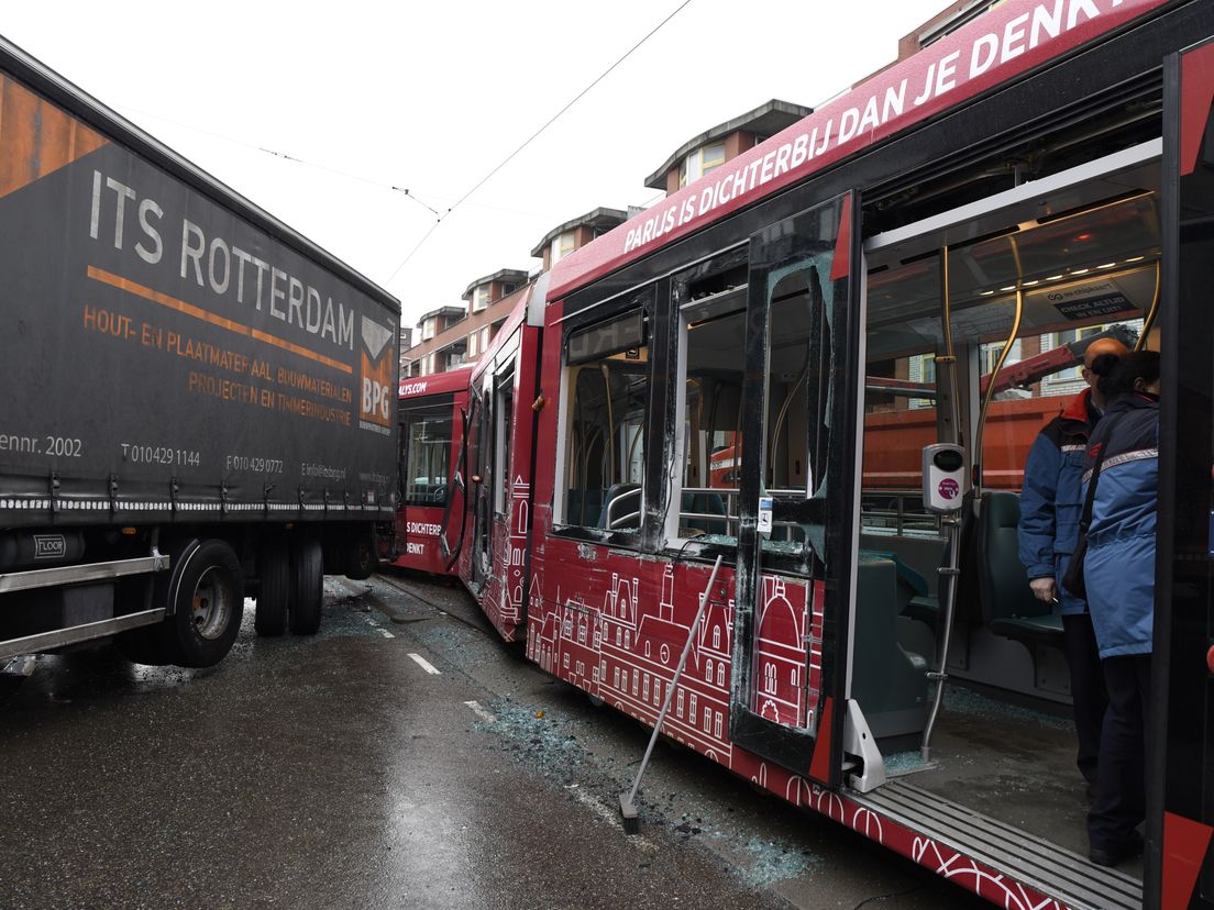 Vrachtwagen rijdt tegen een tram (Foto MediaTV)