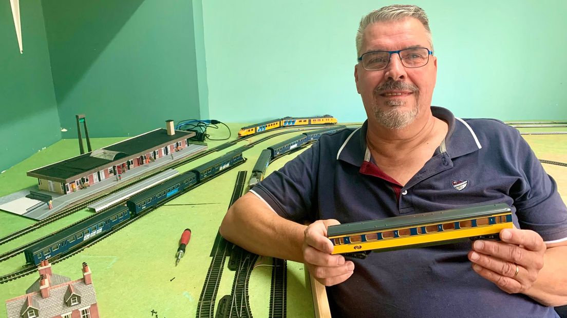 Martin (55) bouwt mini-treinstations en gebouwen van karton
