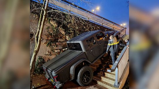 Bestuurder vlucht na opmerkelijke stunt met terreinwagen