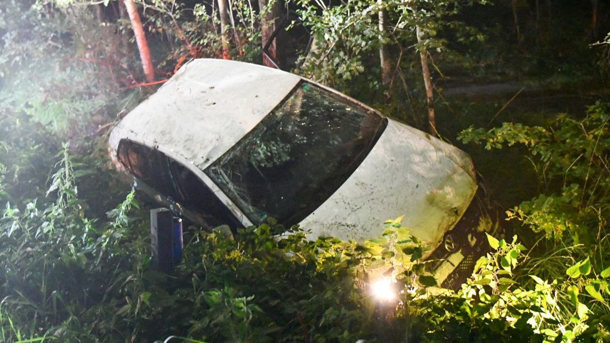 Jonge bestuurder rijdt met auto in sloot op Paterswal in Sibculo