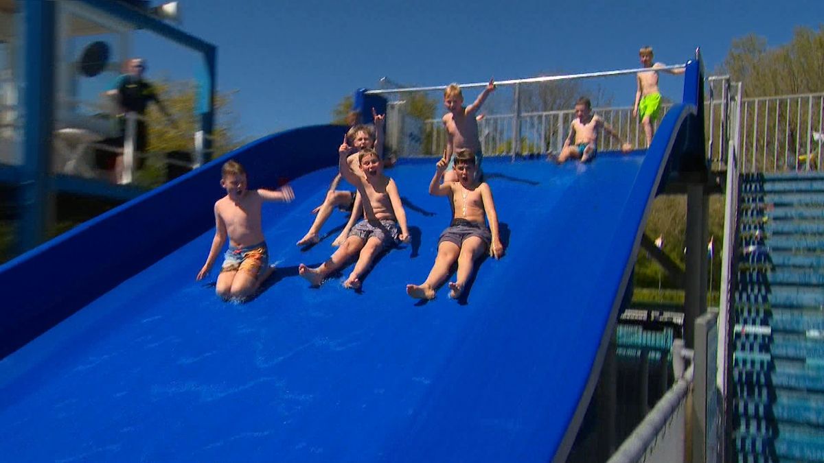 Zwemmers genieten van opgeknapt zwembad Winsum: 'Mooi weer om van de glijbaan te gaan'