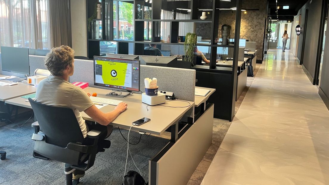 Op kantoor bedenken medewerkers bijvoorbeeld ontwerpen van verpakkingen