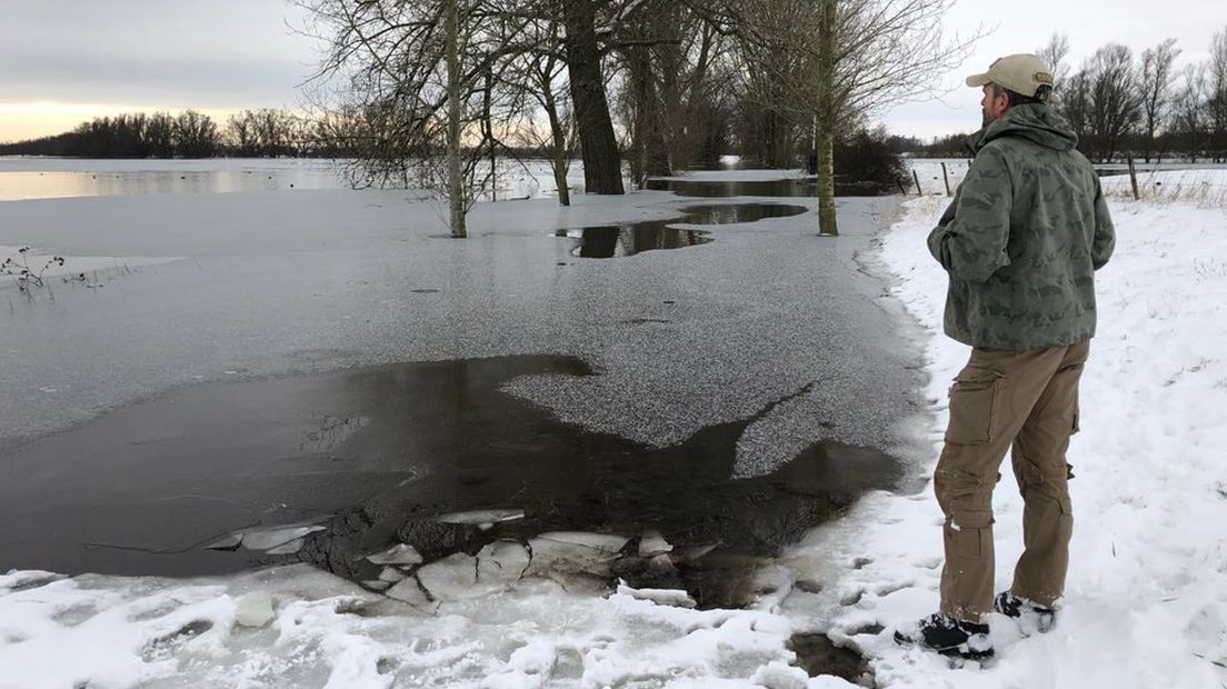 Het monument staat zeker een meter onder water