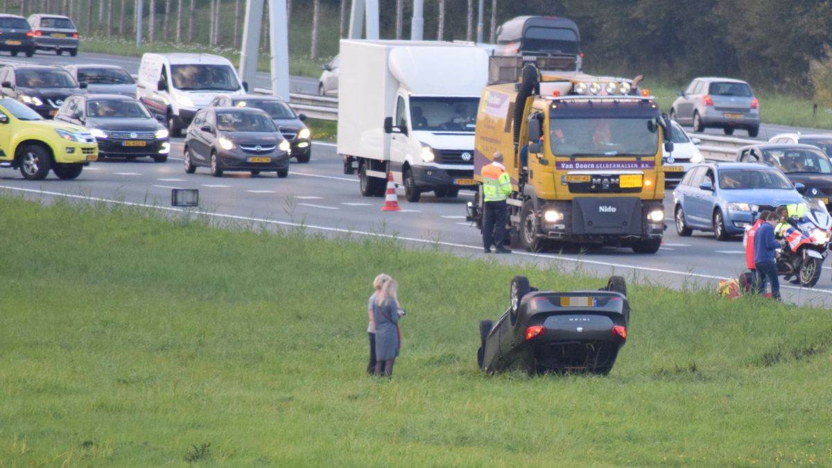 Auto over de kop op A2 bij Hagestein