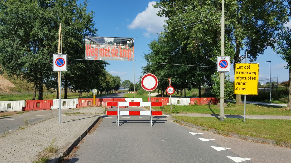 De inmiddels weer weggehaalde afzetting op de Ermerweg (Rechten: Steven Stegen / RTV Drenthe)