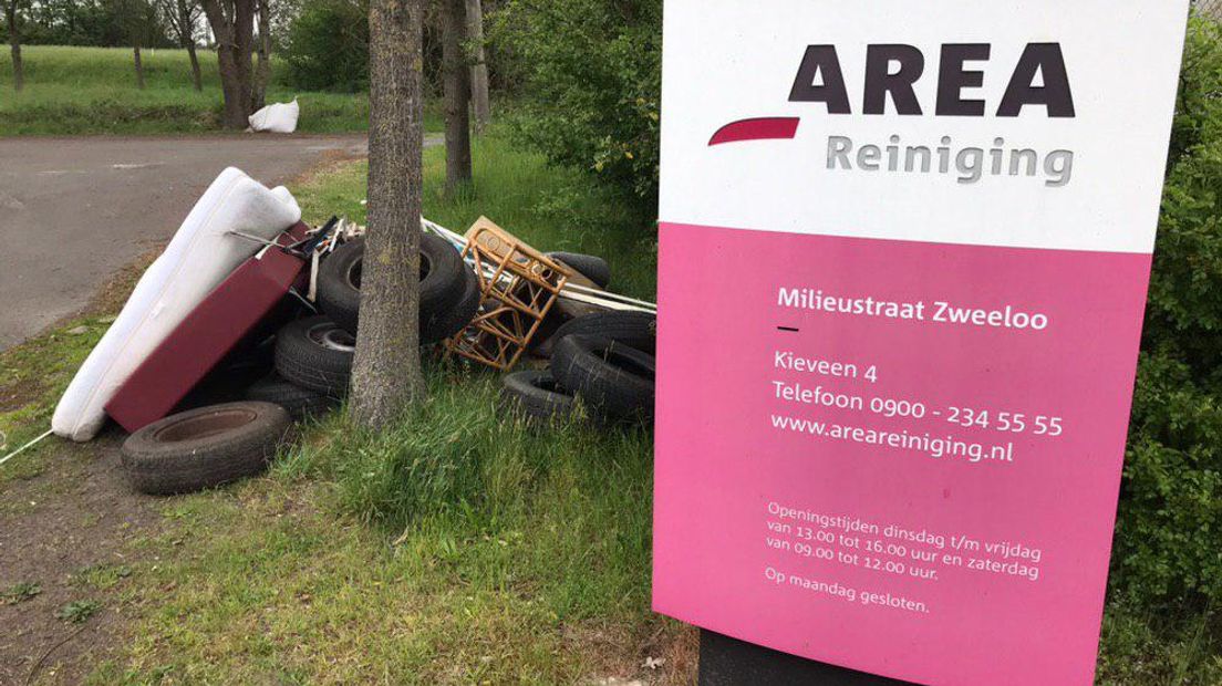 Afval voor de poort van de milieustraat (Rechten: RTV Drenthe/Erwin Kikkers)