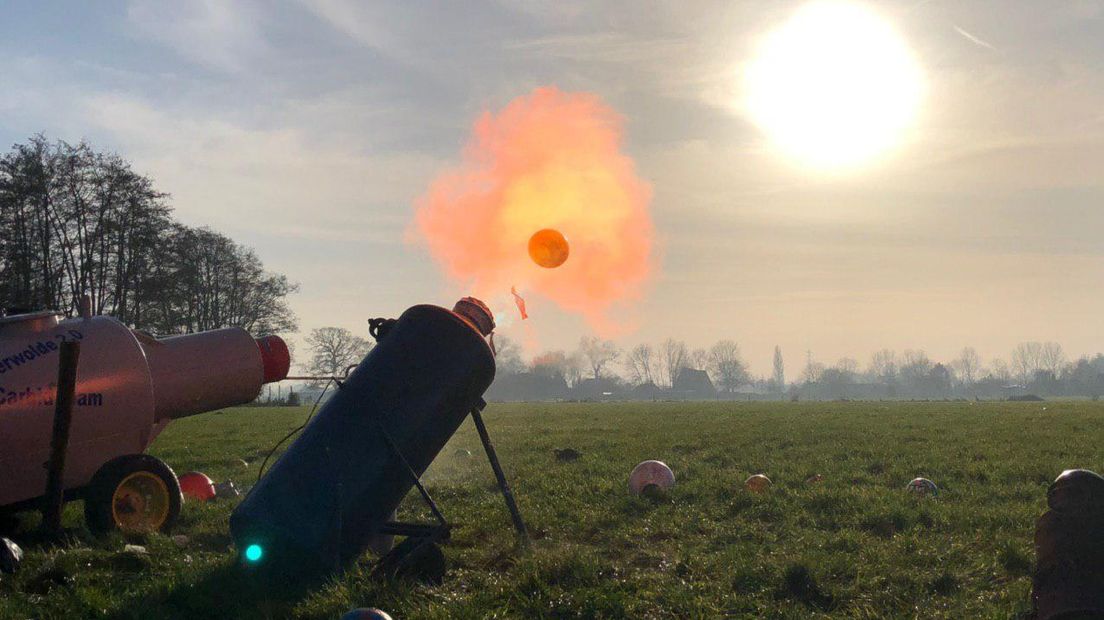 Oordoppen in? Knallen maar! Carbidschieten rond oud en nieuw is een traditie, zeker in Gelderland. We deden vandaag uitgebreid verslag van het carbidschieten in onze provincie, waaronder vanuit Nijkerkerveen en Hummelo. Blik terug op alle carbidschietactiviteiten op oudjaarsdag in ons blog hieronder.