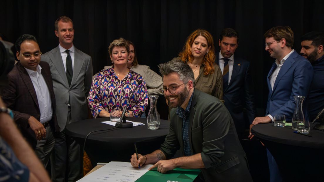 Robin Smit (Partij voor de Dieren) tekent het coalitieakkoord