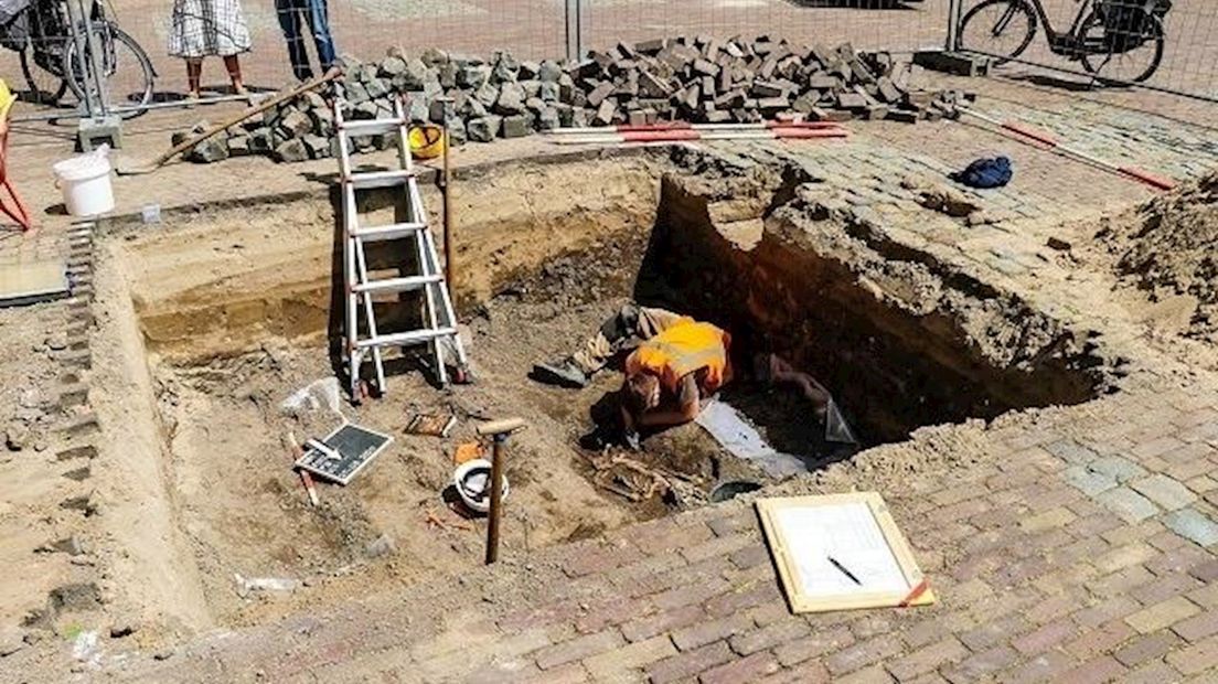 Archeologen ontdekken menselijke skeletten midden in centrum Deventer