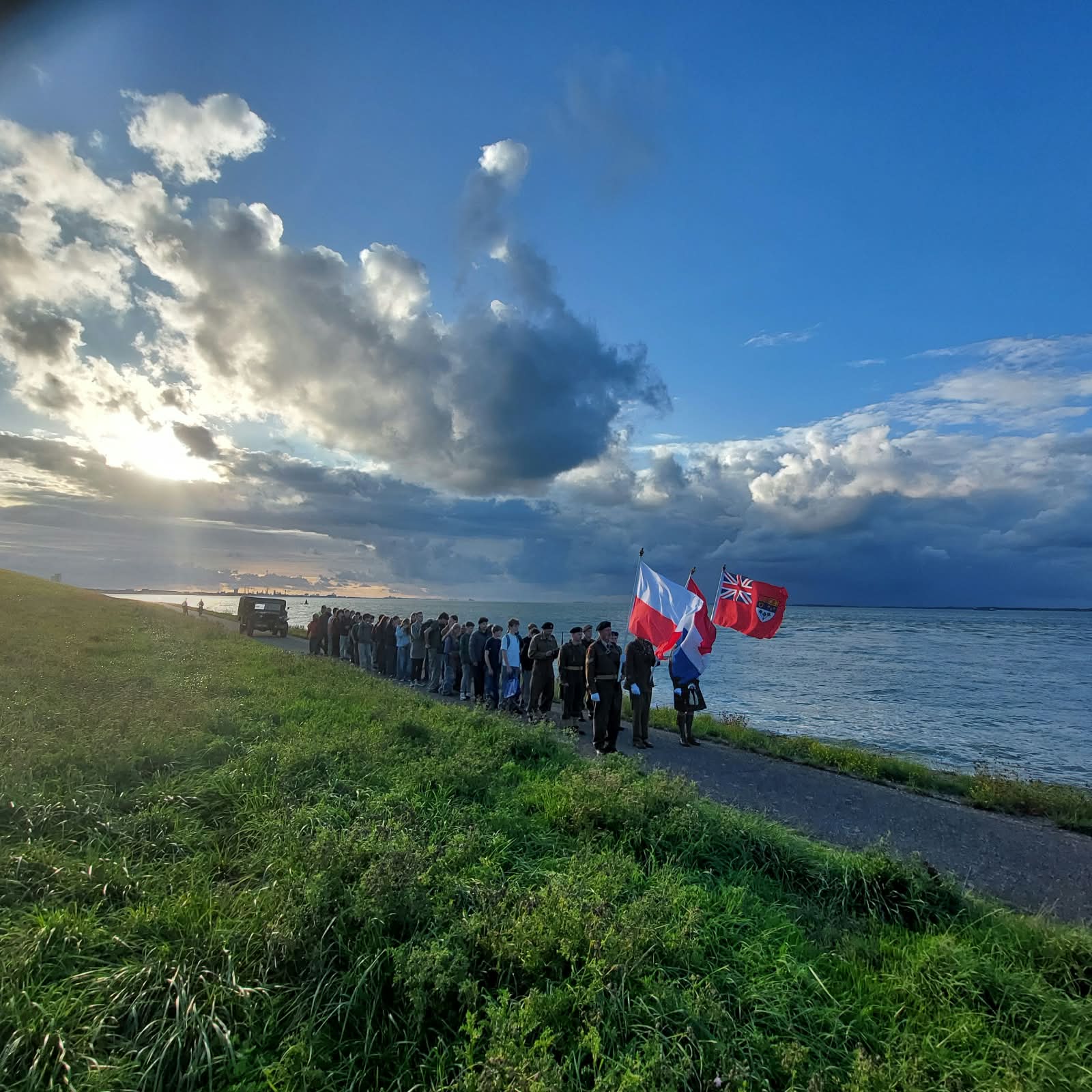 Leerlingen treden in voetsporen van Poolse bevrijders tijdens herdenking in Terneuzen