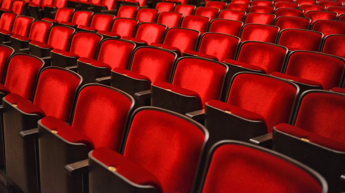 Lege theaterstoelen