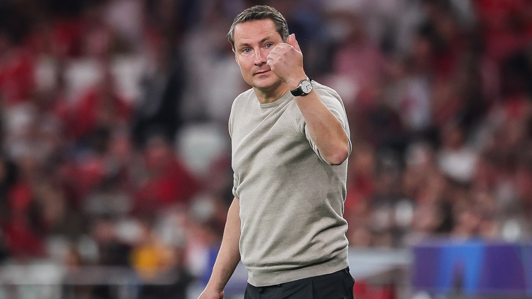 Brian Priske juicht bij Benfica - Feyenoord