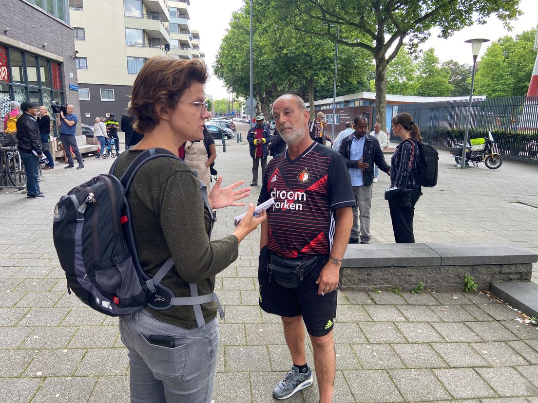 Bewoner Edwin Dobber in gesprek met de media