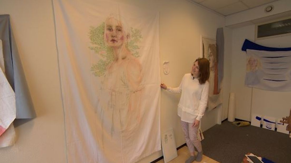Het werk van kunstenares Merel Jansen is niet bepaald traditioneel te noemen. Als kunstenaar combineert ze het schilderen met textieltechnieken.