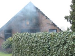 Bewoner ziet hoe brand zijn woonboerderij verwoest in Westerhaar