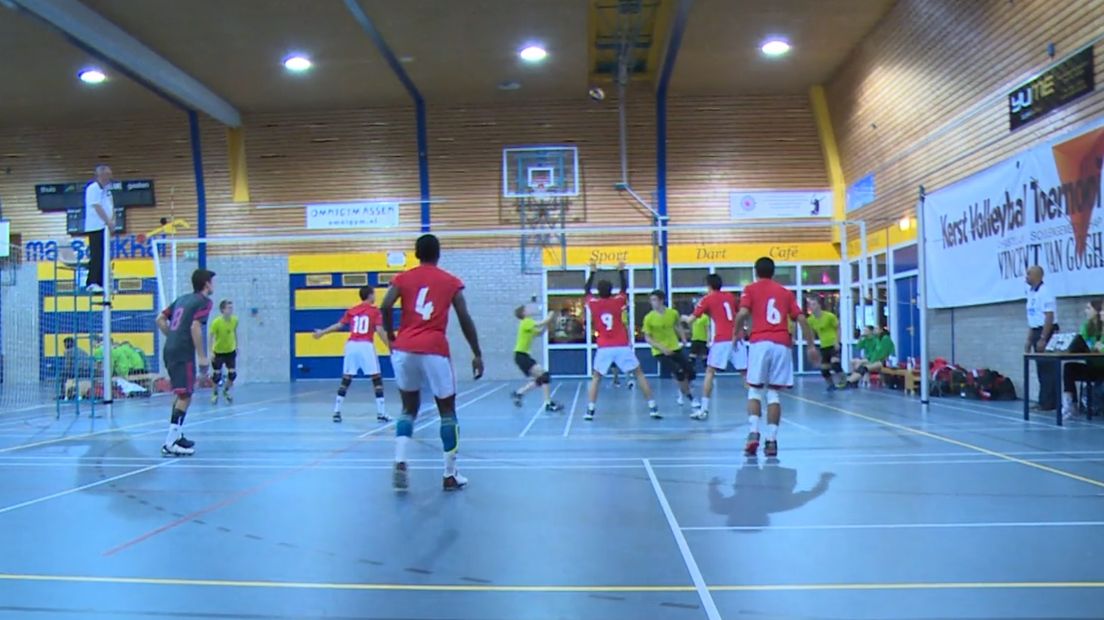 Een wedstrijd tijdens een eerdere editie van het Kerst Volleybal Toernooi (Rechten: RTV Drenthe)