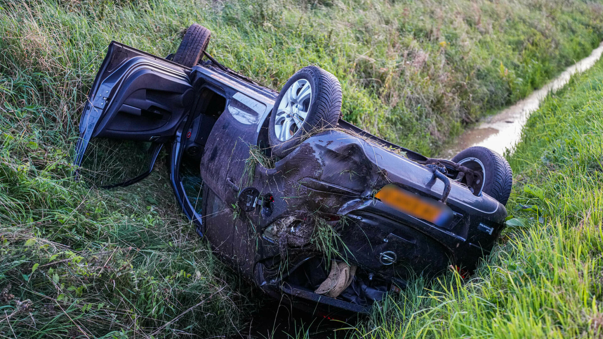 Bestuurder komt met schrik vrij na hachelijk ongeluk bij Holsloot.