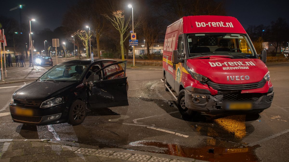 Auto en busje flink beschadigd na botsing in Kanaleneiland