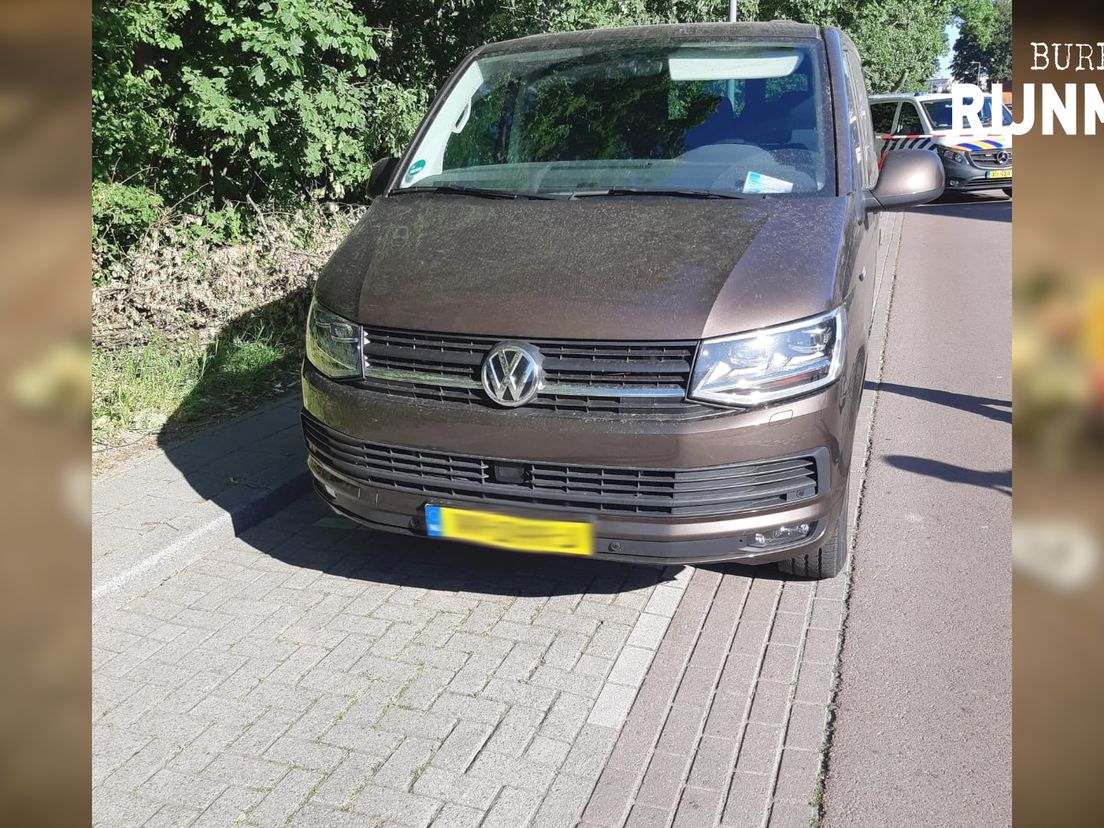 De Volkswagen Transporter waar de verdachten in zaten.