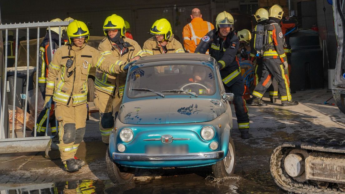Brandweerlieden wisten de oldtimers uit het brandende pand te halen