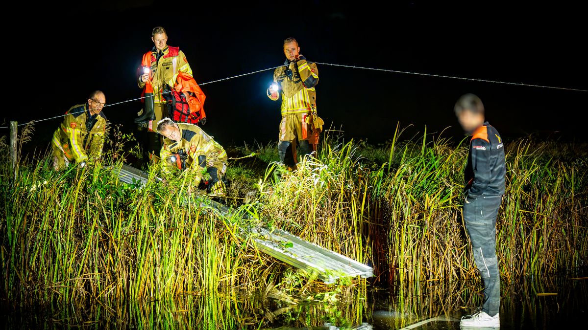 Auto in sloot bij Haulerwijk, brandweer redt automobilist van dak