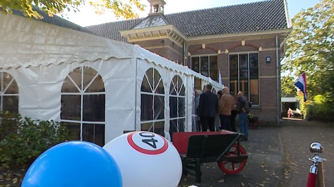 De vlag is uit en overal hangen ballonnen. Het Driels Museum in Kerkdriel viert dit weekeinde haar 40-jarig jubileum. Waar het museum in het oude schoolgebouwtje alleen op zondagmiddag en maandagavond open is, mocht iedereen het hele weekeinde komen.