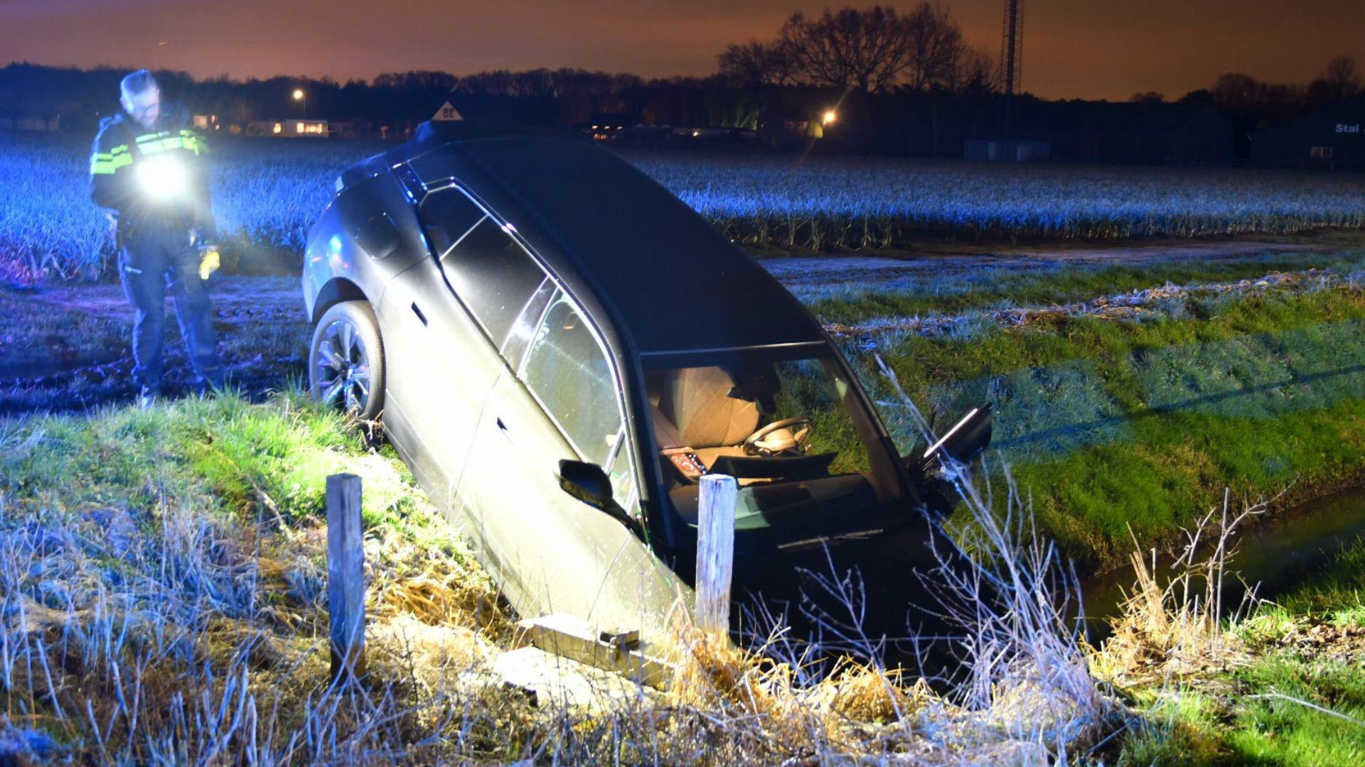 Automobilist Onwel En Belandt In Sloot - L1 Nieuws