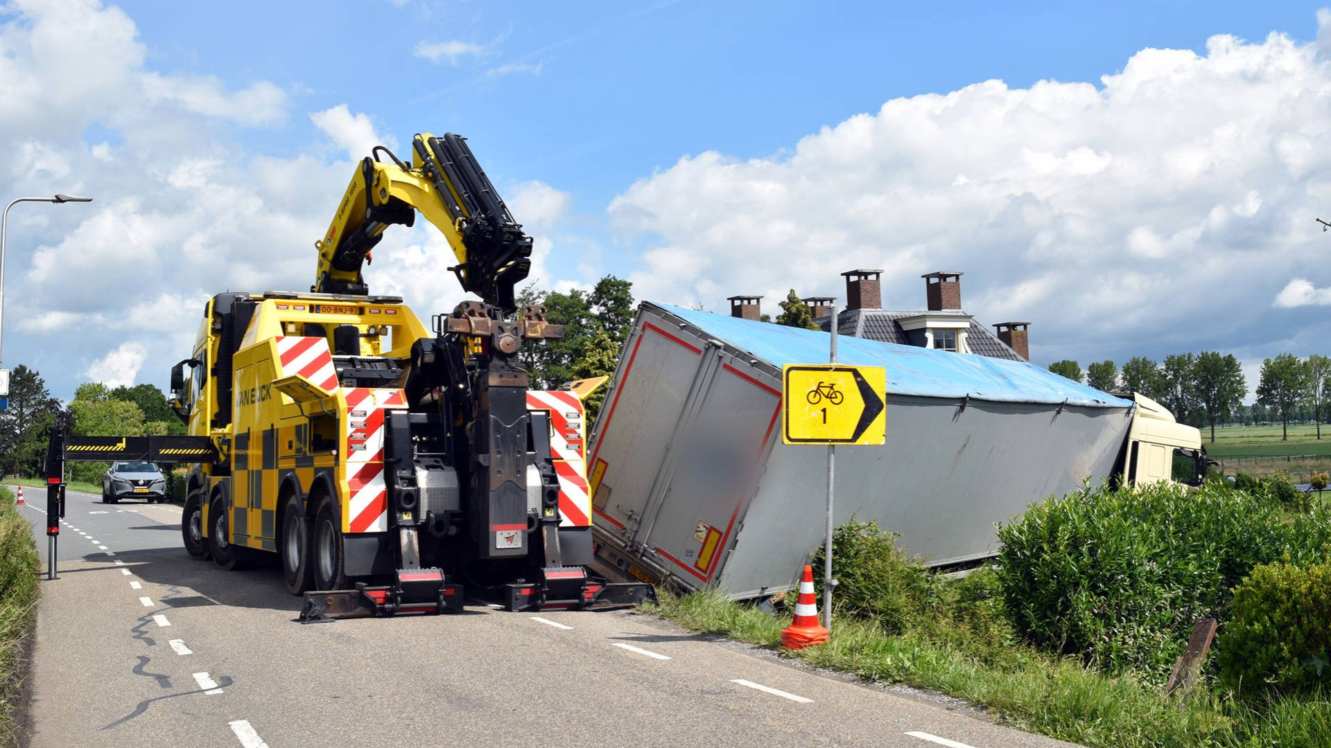 Passagier gewond bij botsing • auto belandt in sloot