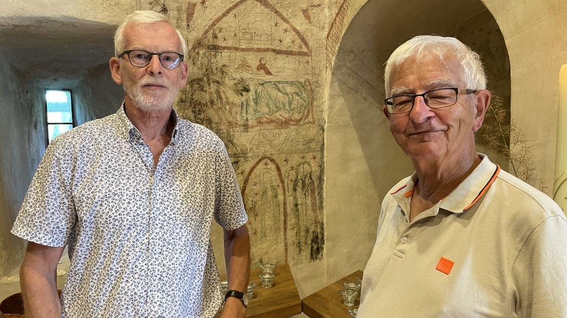 Atze Dijkstra (links) en Folkert Folkerts bij de beschadigde muurschilderingen