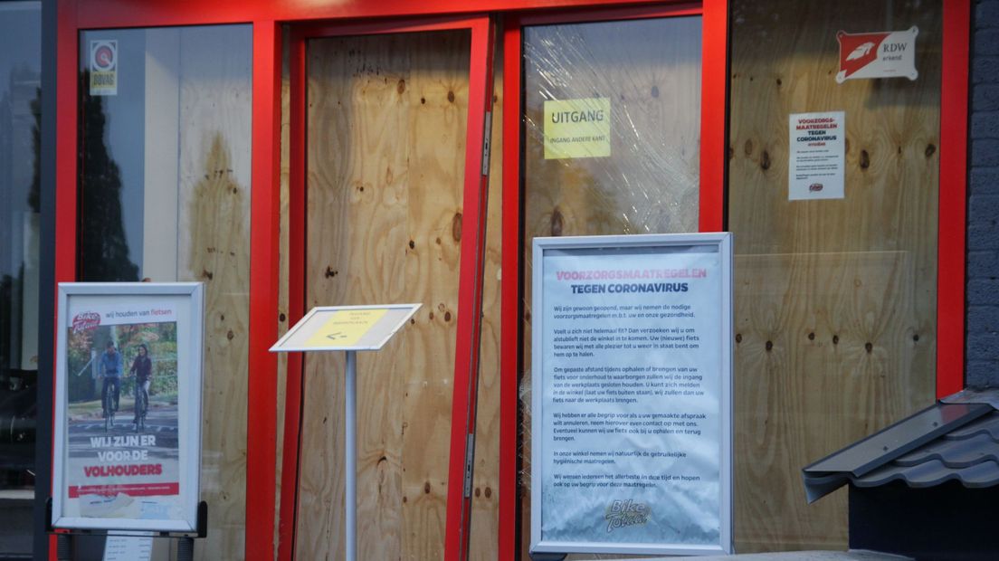 Toegangsdeuren fietsenwinkel vernield