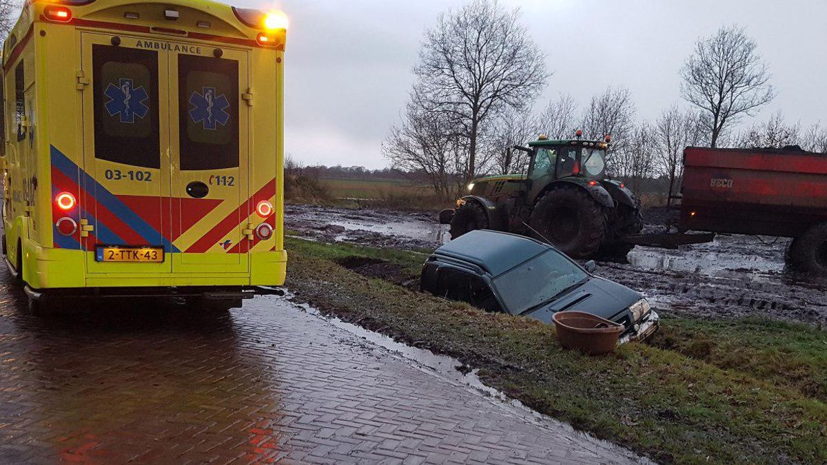 Auto slaat over de kop in Hijken