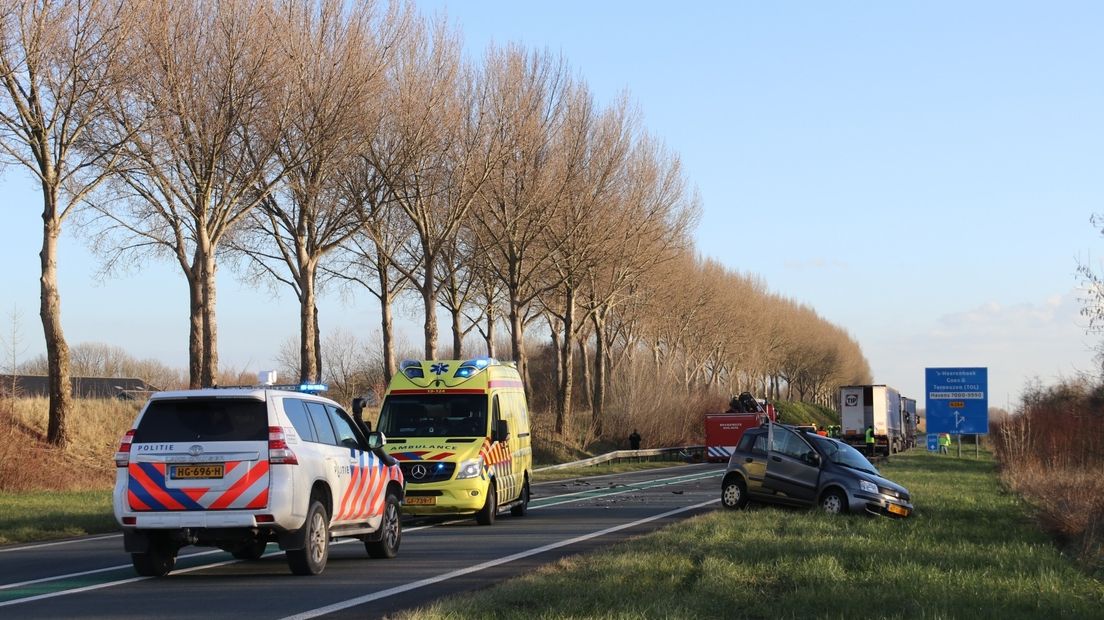 Sloeweg bij Nieuwdorp tijdens spits dicht na ongeluk