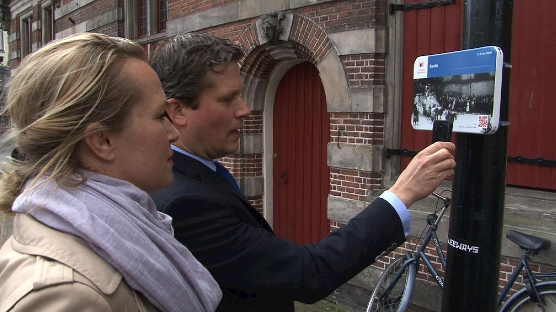 Wethouder René de Heer test de nieuwe app