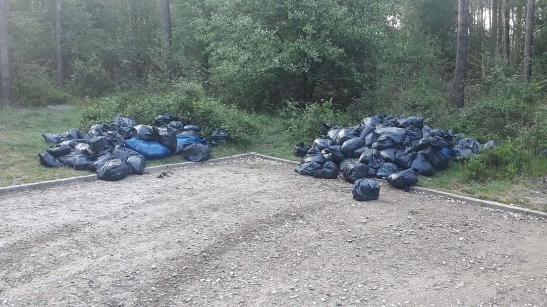 Drugs gedumpt op een parkeerplaats bij het bos.