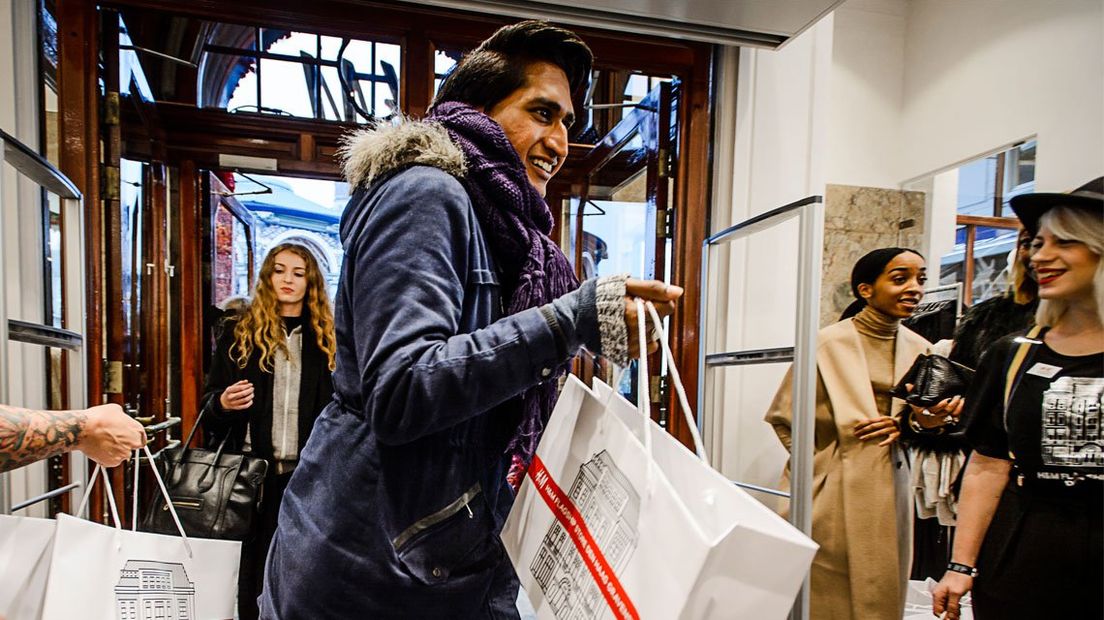 Shopfanaten bestormen de H&M in Den Haag