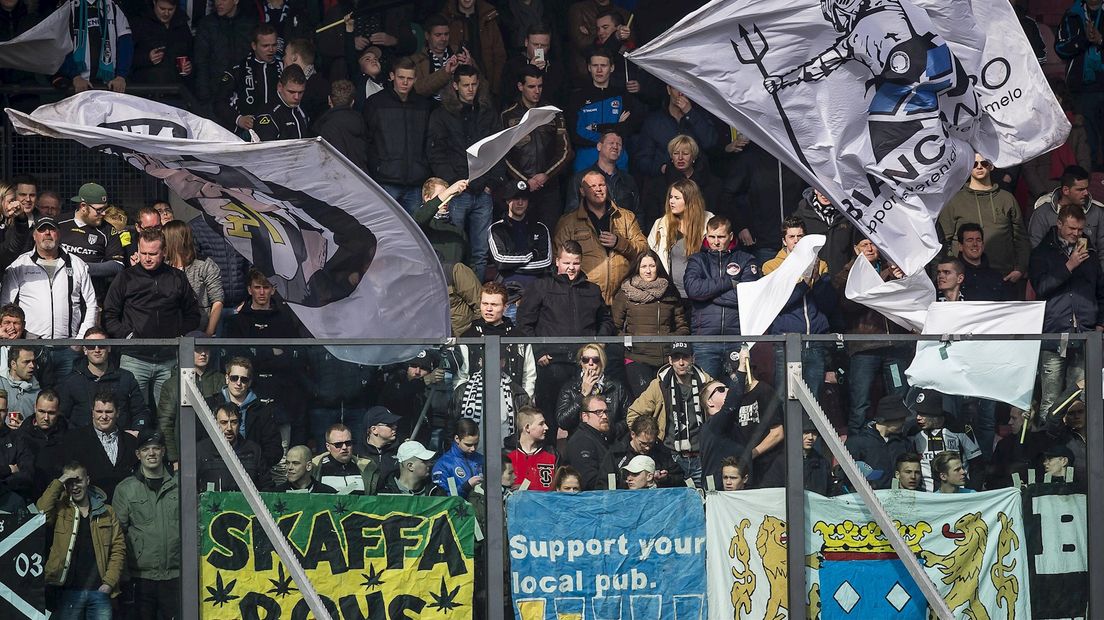 De meegereisde fans van Heracles Almelo