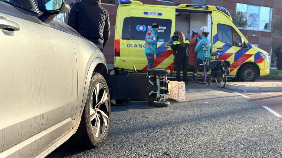 Vrouw op scootmobiel gewond bij aanrijding in Hardenberg.