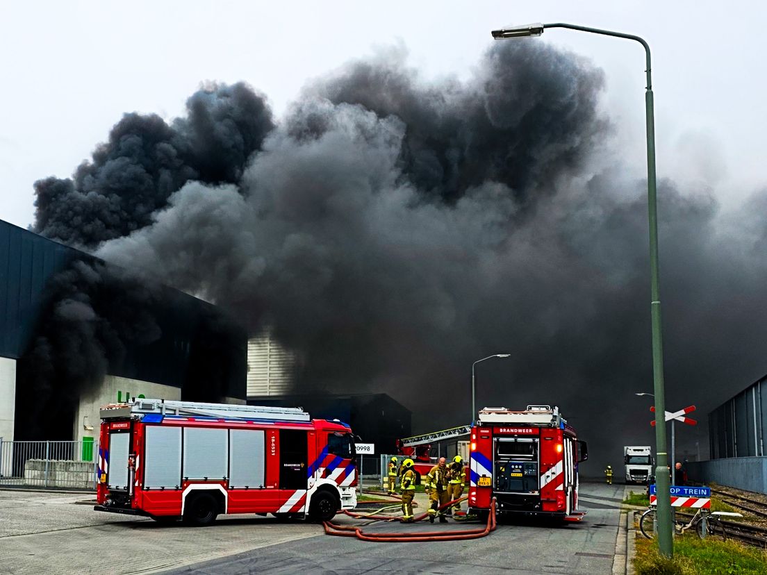 Dikke zwarte rookwolken zijn in de omgeving van Dordrecht te zien