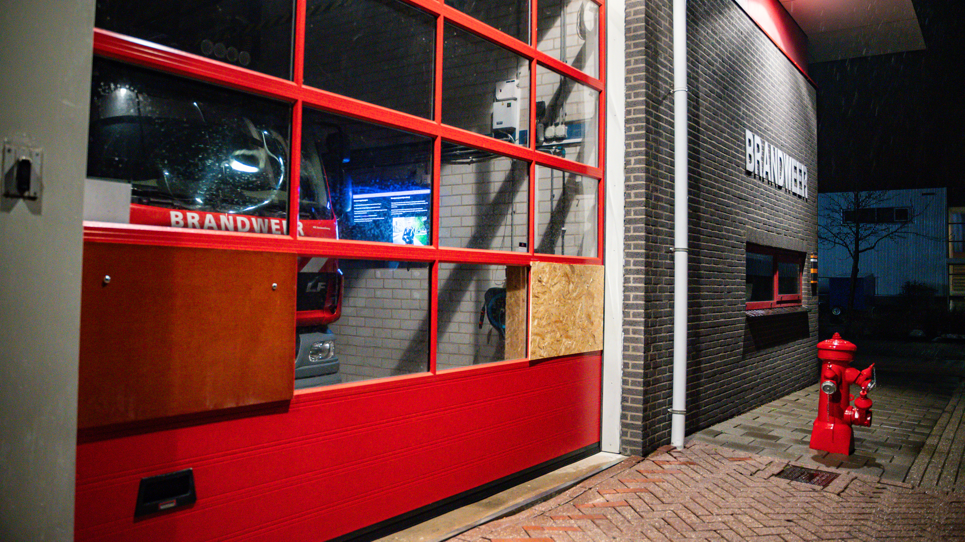 Op twee plekken zitten houten platen om de deur dicht te maken