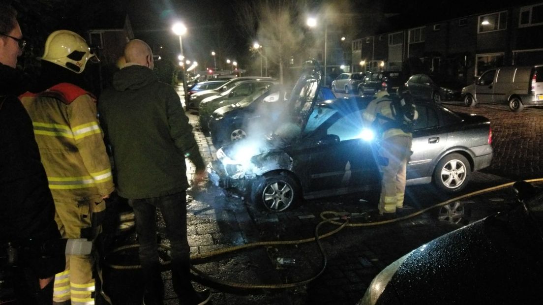 Een auto in de Warmelolaan in Arnhem is vanochtend vroeg in brand gevlogen. De brandweer was snel ter plekke die rond 4 uur een melding kreeg. Over de oorzaak van de autobrand is nog niets bekend.