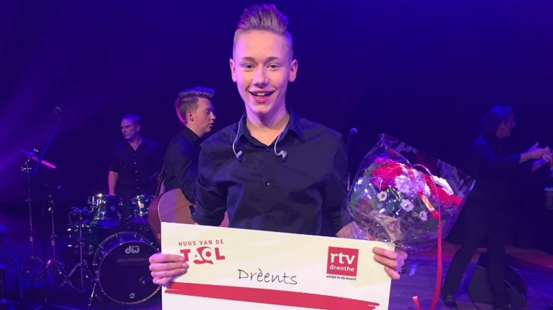 Rik Vinke wint het Drèents Liedtiesfestival in 2016 (Rechten: archief RTV Drenthe)