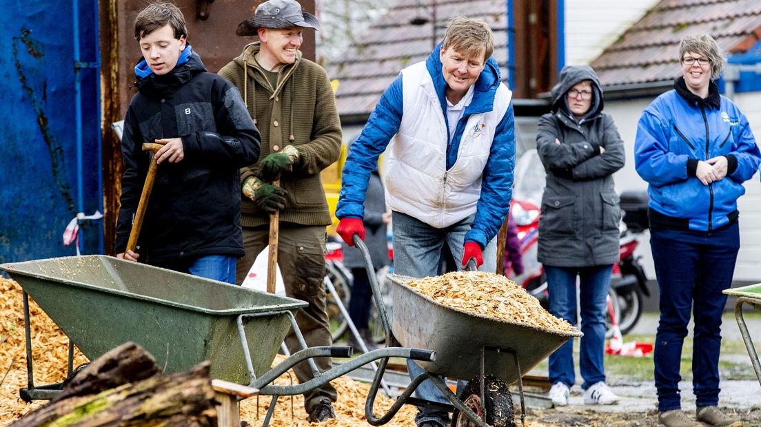 Koning Willem-Alexander stak vorig jaar zijn handen uit de mouwen bij een kinderboerderij in Katwijk