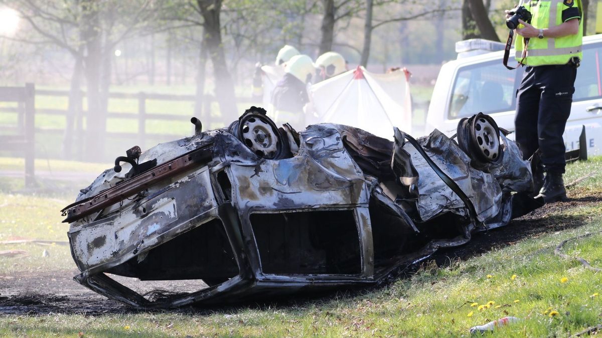 Auto slaat over de kop en vliegt in brand bij Houtigehage