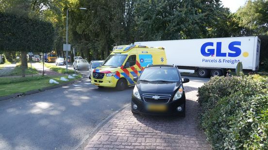 Vrouw met spoed naar ziekenhuis na aanrijding. Vrouw met spoed naar ziekenhuis na aanrijding.