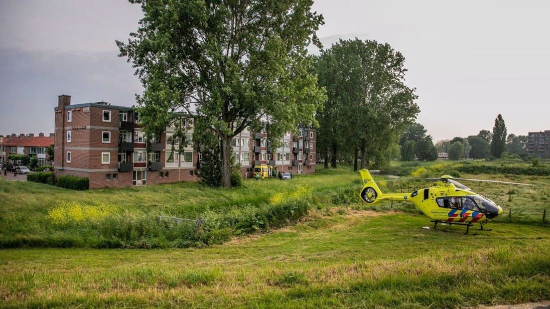 De traumahelikopter landde op een nabijgelegen grasveld.